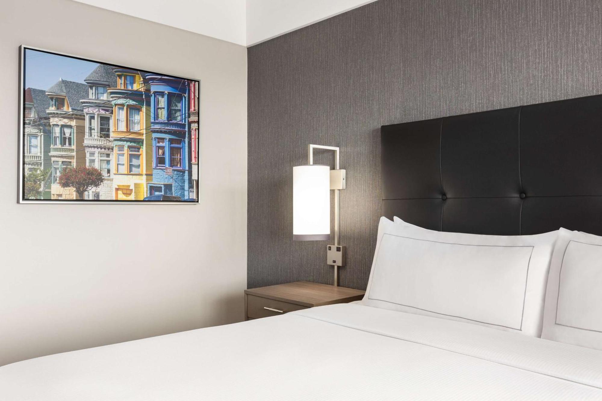 Chambre Lit Queen-Size avec Baignoire - Accessible aux Personnes à Mobilité Réduite